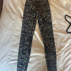 Lululemon luxtreme black white size 4 23” leggings